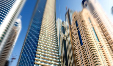 Gün batımında Dubai Marina silueti, BAE.