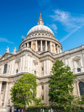 Majesteleri St Paul Katedrali güneşli bir günde, Londra.