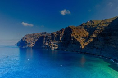 Los Gigantes kayalıklarla Tenerife, İspanya'nın havadan görünümü.