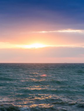 Okyanusun üzerinde güzel bir gün batımı.