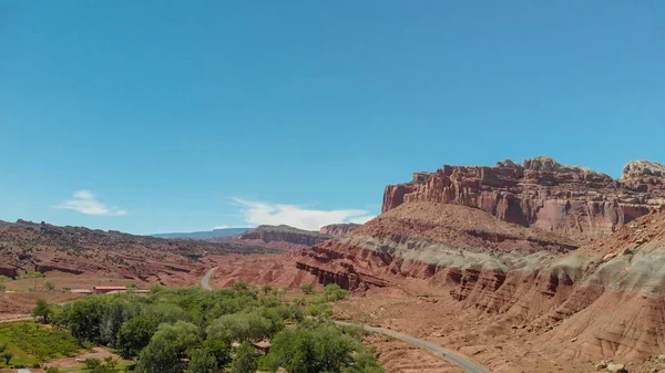 美丽的峡谷与红色山脉的鸟瞰图 — 图库照片