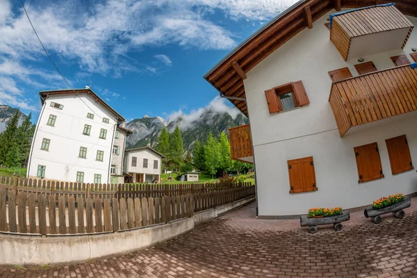 Casas Clásicas Dolomitas Italianas — Foto de Stock