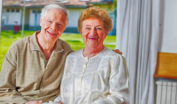 Glückliches Älteres Paar Liest Buch Krankenhausbett — Stockfoto