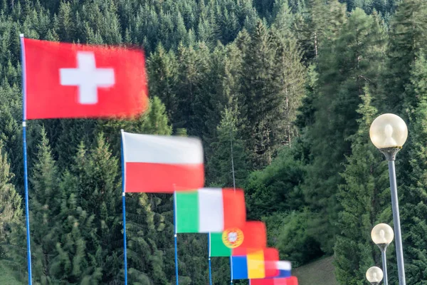 Lange Blootstelling Van Internationale Vlaggen Bewegen Wind — Stockfoto