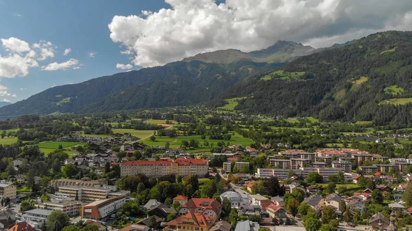 Luchtfoto Van Prachtige Berg Stad Alpen — Stockfoto