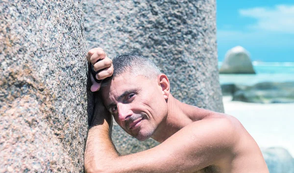 Ευτυχισμένος Άνθρωπος Σκέψης Χαλαρώνοντας Στην Παραλία Κλίνει Πάνω Ένα Βράχο — Φωτογραφία Αρχείου