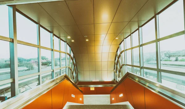 Moderner Korridor Mit Treppe Umgeben Von Glasfenstern — Stockfoto
