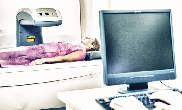 Mujer Años Sometida Radiografía Médica Con Médico Edad Avanzada Mirando —  Fotos de Stock