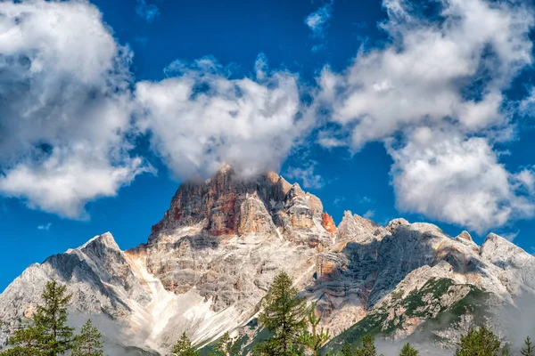 ドロミテ イタリアの赤い色 青い空と雲とクローダ ロッサ山 — ストック写真