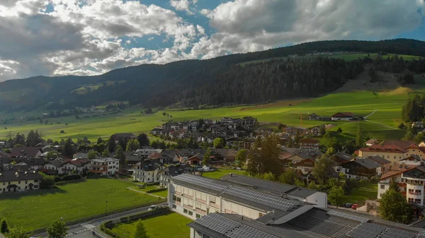 アルプスの美しい山の町の空撮 — ストック写真