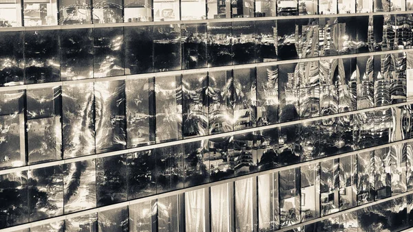 Natt Trafik Reflektioner Modern Skyskrapa Windows — Stockfoto