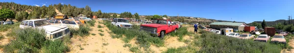 Épaves Voitures Anciennes Rassemblées Dans Parking — Photo