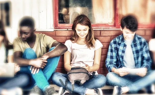 Grupo Multiétnico Adolescentes Que Utilizan Electrónica Leen Libros Sentados Pasillo — Foto de Stock