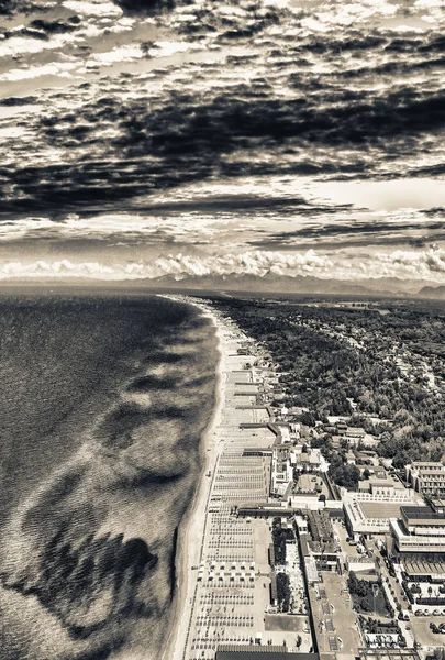 Letecký Pohled Lázně Dům Plážová Lehátka Při Západu Slunce — Stock fotografie