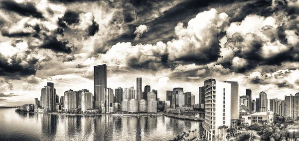 日出时迈阿密下城和Brickell键的全景鸟瞰 — 图库照片