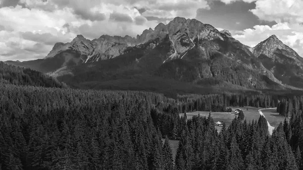 全景鸟瞰美丽的 Alpin 山脉场景 — 图库照片