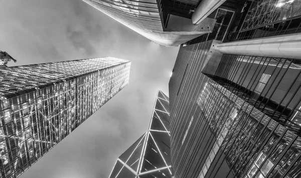 Felé Éjszakai Kilátás Modern Város Felhőkarcolók Üzleti Koncepció — Stock Fotó