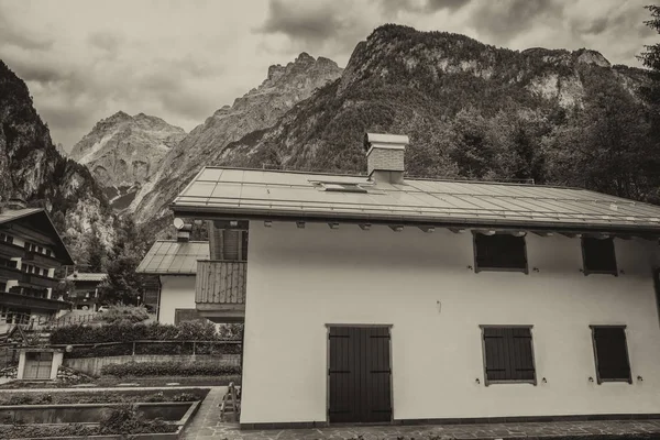 Talyan Dolomites Klasik Evleri — Stok fotoğraf