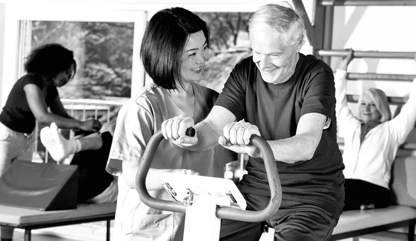 Oudere Gepensioneerde Vrouw Bijgestaan Door Nurse Rehab Faciliteit — Stockfoto