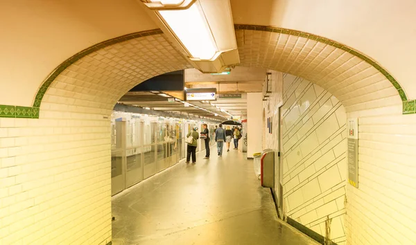 Paris Haziran 2014 Metro Stasyonu Metro Trenleri Şehir Taşımak Için — Stok fotoğraf