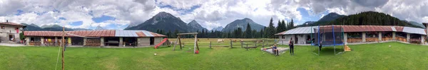 Malga 在阿尔卑斯山 全景与游人参观 — 图库照片