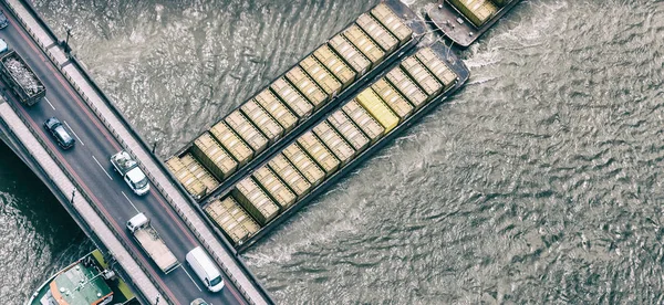 ロンドン 2015 貨物船がテムズ川を交差させます ロンドンの港をクルーズ船 Roro フェリー 貨物処理できます — ストック写真