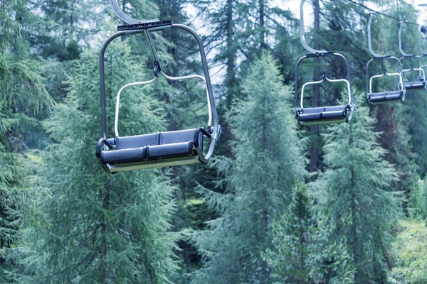 Dağ Manzarası Içinde Boş Chairlifts — Stok fotoğraf