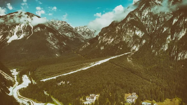 Vista Aerea Panoramica Della Valle Alpina Delle Montagne — Foto Stock