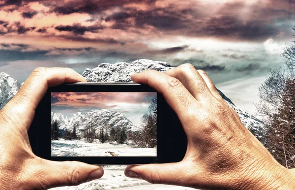 Man Vrouw Hand Vastleggen Van Alpin Winterlandschap Met Smartphone — Stockfoto