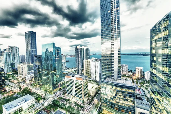 Downtown Miami Gece Şehir Çatı Üzerinden — Stok fotoğraf