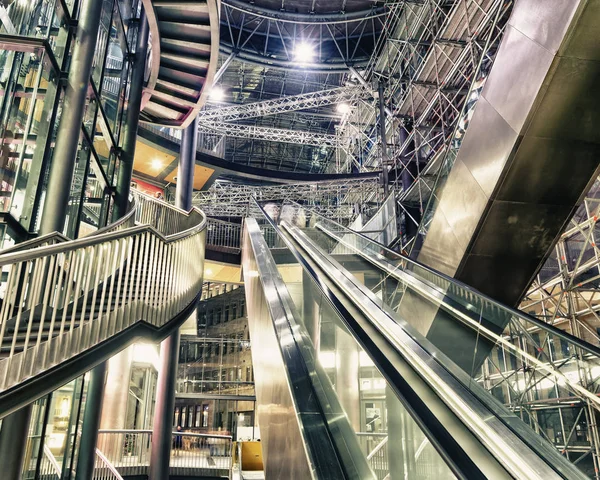 Rolltreppen Und Treppen Einem Einkaufszentrum Geschäftskonzept — Stockfoto