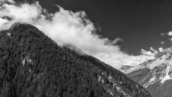 全景鸟瞰美丽的 Alpin 山脉场景 — 图库照片