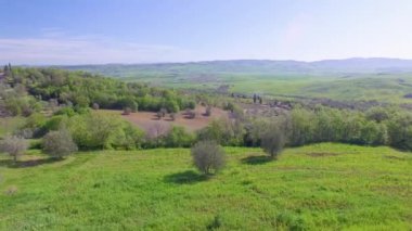 Hava panoramik Tuscany tepelerde bahar mevsimi, video 