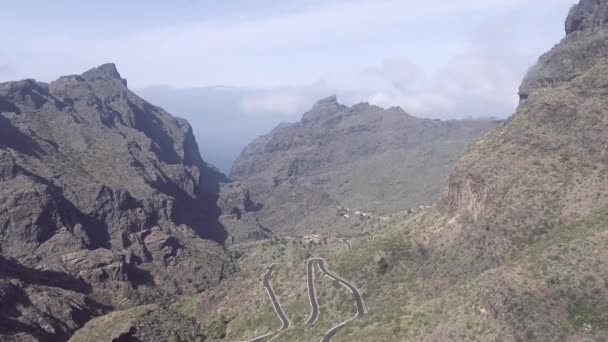 Flygfoto Över Blåsig Väg Berg — Stockvideo