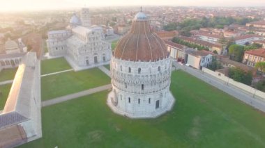 Ek yükü hava panoramik mucizeler meydanında Pisa, İtalya. Video
