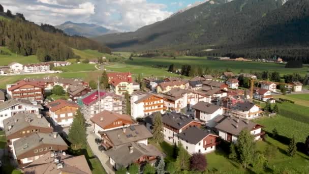 Vista Aérea Del Paisaje Urbano Valle Dobbiaco Alpes Italianos — Vídeos de Stock