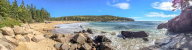 Acadia Milli Parkı, Maine. Panoramik okyanus ve ağaçlar yeşillik sezonu.