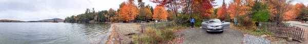 湖と紅葉シーズン ニュー イングランド パノラマ ビューでの木 — ストック写真