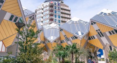 Rotterdam, Hollanda - 29 Nisan 2015: İç Mahkemesi palmiye ağaçları ile kübik evlerin Blaakse Bos kompleks.