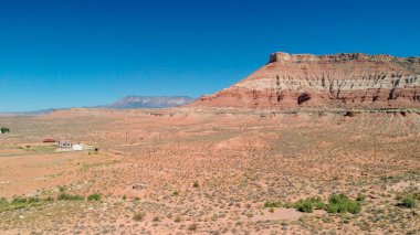 Güneşli bir kanyonun güzel havadan görünümü.