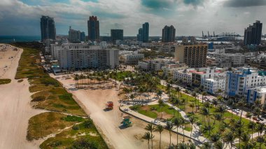 Drone güzel güneşli bir günde, Florida Miami Beach manzarası