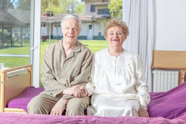 Gelukkig Bejaarde Echtpaar Hun Slaapkamer Ziekenhuis — Stockfoto