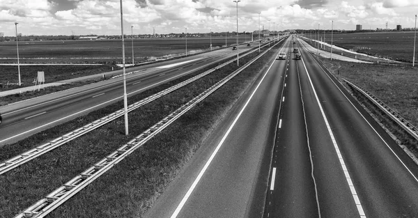 Autostrada Międzystanowa Drogi Otwartej Przestrzeni Niebieskim Samochodem Przyspieszenie — Zdjęcie stockowe