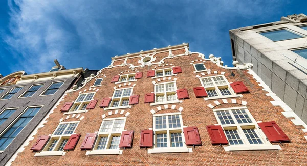 Здания Амстердаме Против Голубого Неба — стоковое фото