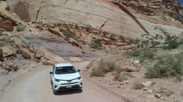 素晴らしい岩の風景のユタ 米国に沿って運転している車 — ストック写真
