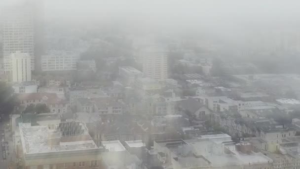 Luchtfoto Van Stad Met Zonnestralen Door Mist — Stockvideo