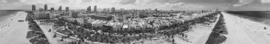 Miami Beach - 11 Nisan 2018: Hava sahil şeridi ve manzarayı cityscape güneşli bahar gününde. Miami her yıl 20 milyon turist çeken.