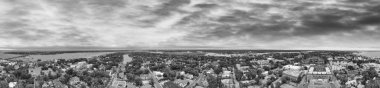 Gün batımında, Florida St Augustine cityscape havadan görünümü.