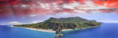 Hava panoramik Tonnara Beach, Calabria ile Scoglio Ulivo, İtalya.