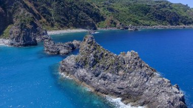 Hava panoramik Tonnara Beach, Calabria ile Scoglio Ulivo, İtalya.